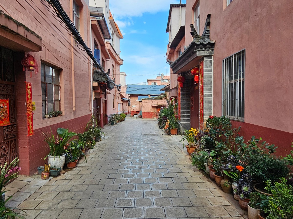 Travels in Kunming: Yunnan Nationalities Village, Dianchi Lake, and a Walk down Biji Mountain into the Pink&nbsp;Village