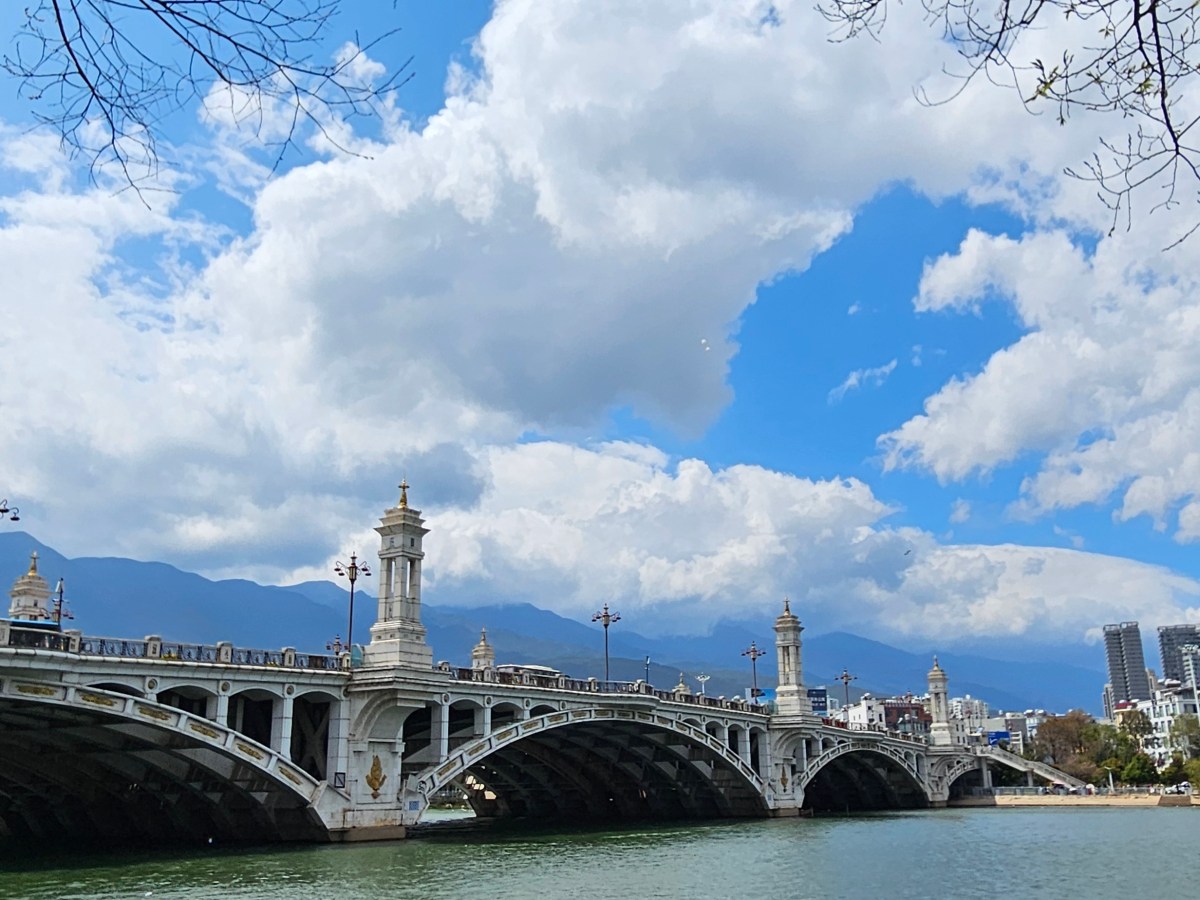 Travels in Dali: A haircut, a boat trip, and a night market&nbsp;dinner